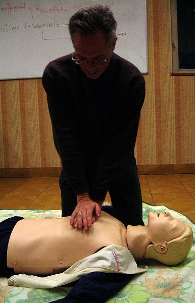 2011-10-14 11 Victime inconsciente-Reanimation Cardio-Pulmonaire.JPG